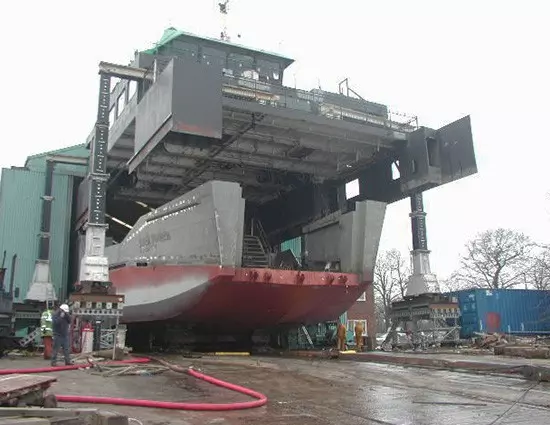 lifting a boat with hydraulic gantry system
